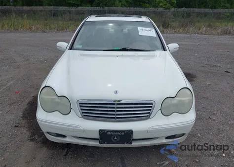 2003 Mercedes-Benz C 240 z USA, uszkodzony, nr VIN WDBRF61J33E013475